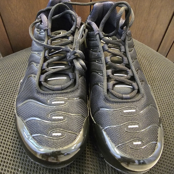 Boys Black Nike Airmax Plus - Picture 3 of 4